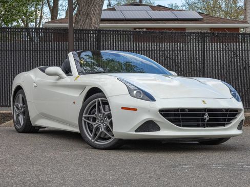 Used 2016 Ferrari California T RWD image 3