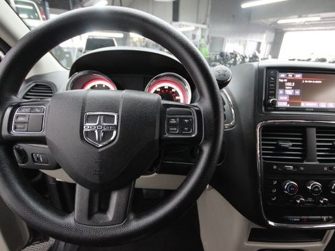 Used 2019 Dodge Grand Caravan SE w/ UConnect Hands-Free Group image 11