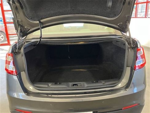 Used 2018 Ford Taurus Limited image 8
