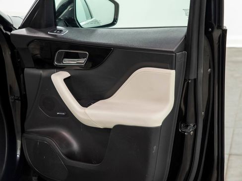 Used 2020 Jaguar F-PACE Prestige image 17