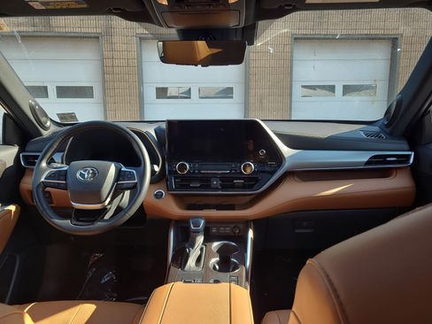 Used 2023 Toyota Highlander Platinum image 19
