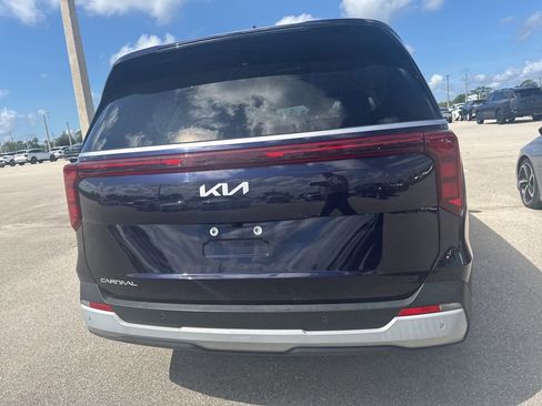 Used 2025 Kia Carnival FWD image 7