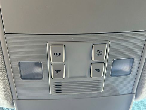 Certified 2023 Volkswagen Taos SE FWD image 32