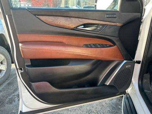 Used 2019 Cadillac Escalade Luxury image 8