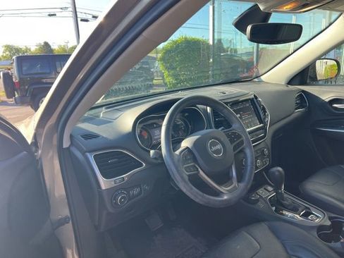Used 2019 Jeep Cherokee Limited AWD/4WD image 2