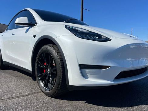 Used 2020 Tesla Model Y Long Range image 11
