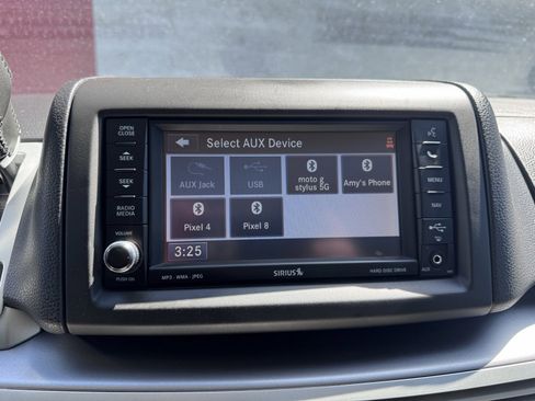 Used 2011 Volkswagen Routan SEL FWD image 26