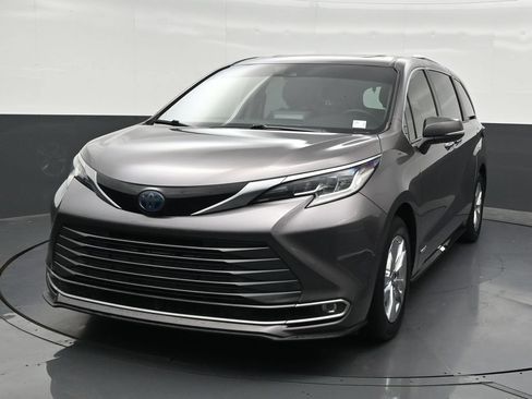 Used 2021 Toyota Sienna Limited FWD image 9