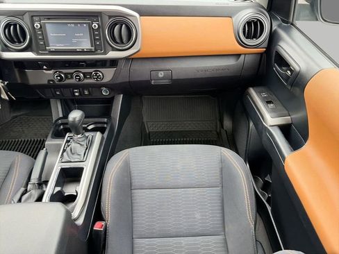 Used 2018 Toyota Tacoma SR5 RWD image 12