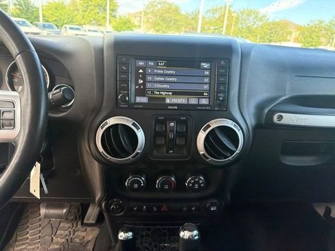 Used 2017 Jeep Wrangler Unlimited Rubicon AWD/4WD image 19