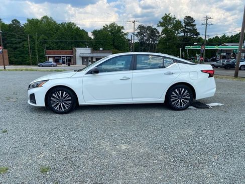 Used 2025 Nissan Altima 2.5 SV FWD image 6