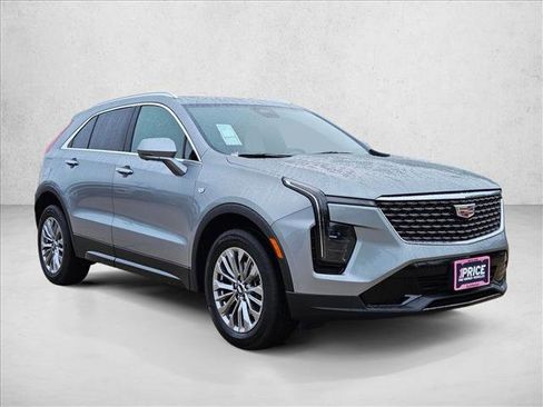 Used 2025 Cadillac XT4 Premium Luxury FWD image 3