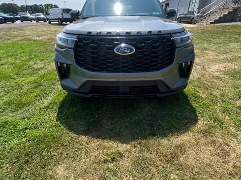 Used 2025 Ford Explorer ST-Line w/ ST-Line Street Pack AWD/4WD image 8