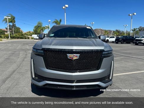 Used 2023 Cadillac Escalade ESV Sport Platinum w/ Heavy-Duty Trailer Package AWD/4WD image 2