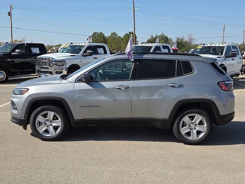 Used 2022 Jeep Compass Latitude w/ Convenience Group AWD/4WD image 2
