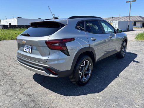 Used 2024 Chevrolet Trax LT w/ LT Convenience Package FWD image 7
