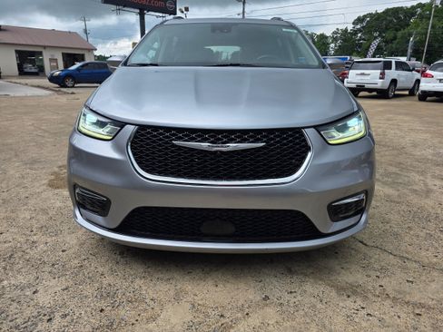 Used 2021 Chrysler Pacifica Touring-L FWD image 2