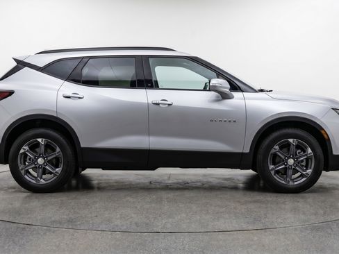 Used 2025 Chevrolet Blazer LT FWD image 11
