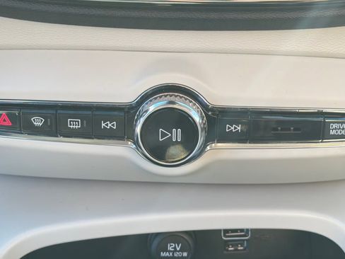 Used 2019 Volvo XC40 T5 Momentum image 35