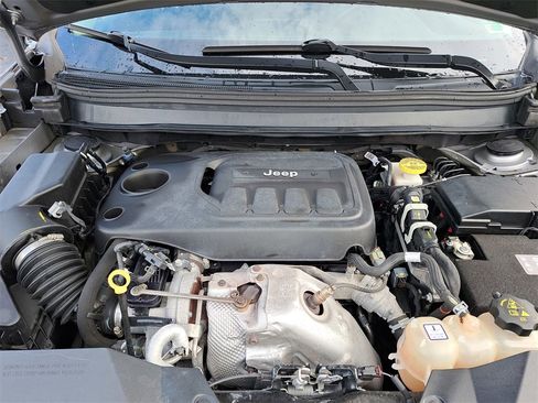 Used 2019 Jeep Cherokee Limited image 14