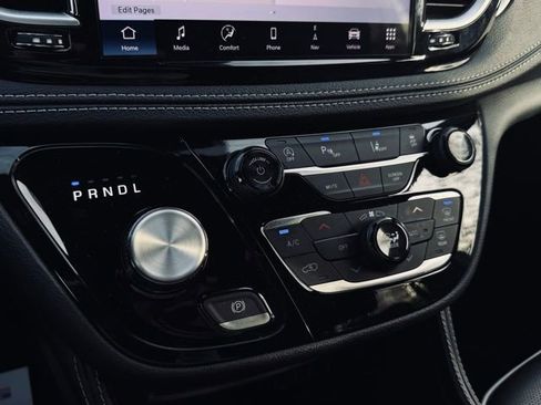 Certified 2025 Chrysler Pacifica Limited image 40