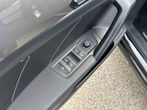 Used 2024 Volkswagen Tiguan SE w/ Panoramic Sunroof Package image 12