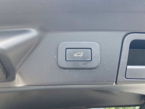 Used 2025 Land Rover Range Rover Velar S AWD/4WD image 7