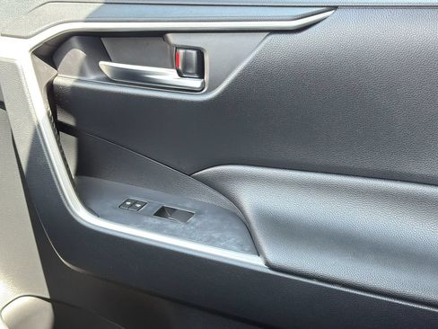 Used 2019 Toyota RAV4 XLE w/ Convenience Package FWD image 23