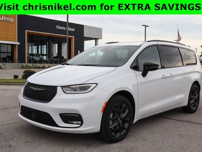New 2026 Chrysler Pacifica Limited w/ S Appearance Package