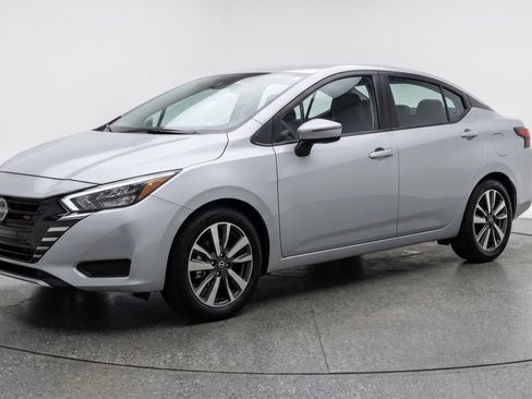 Used 2025 Nissan Versa SV image 3