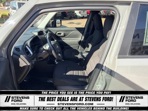 Used 2022 Jeep Renegade Latitude w/ Convenience Group AWD/4WD image 16