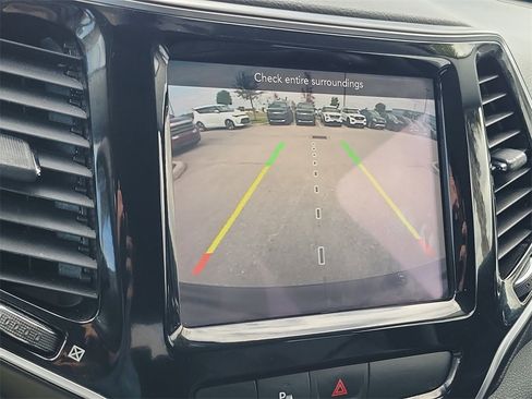 Used 2019 Jeep Cherokee Limited image 31