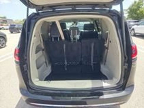 Used 2022 Chrysler Pacifica Touring-L FWD image 19
