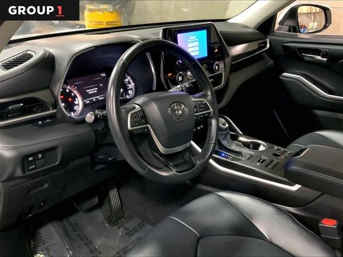 Used 2024 Toyota Highlander XLE image 18