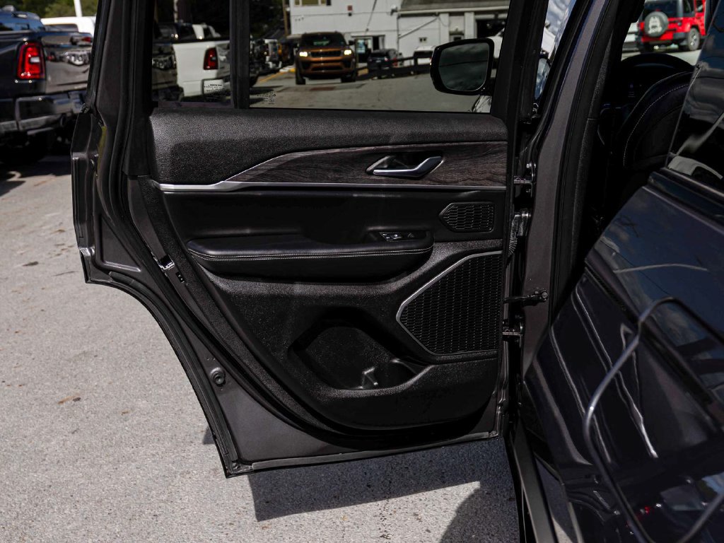 Used 2025 Jeep Grand Cherokee Limited 4xe AWD/4WD image 14