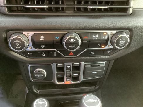 Used 2025 Jeep Gladiator Sport AWD/4WD image 17