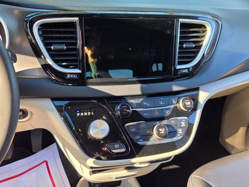 Used 2023 Chrysler Pacifica Touring-L FWD image 17
