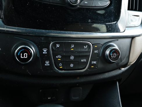 Used 2023 Chevrolet Traverse LS FWD image 17