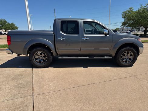 Used 2016 Nissan Frontier SL image 8