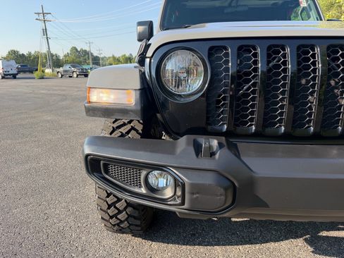 Used 2023 Jeep Gladiator Sport AWD/4WD image 6