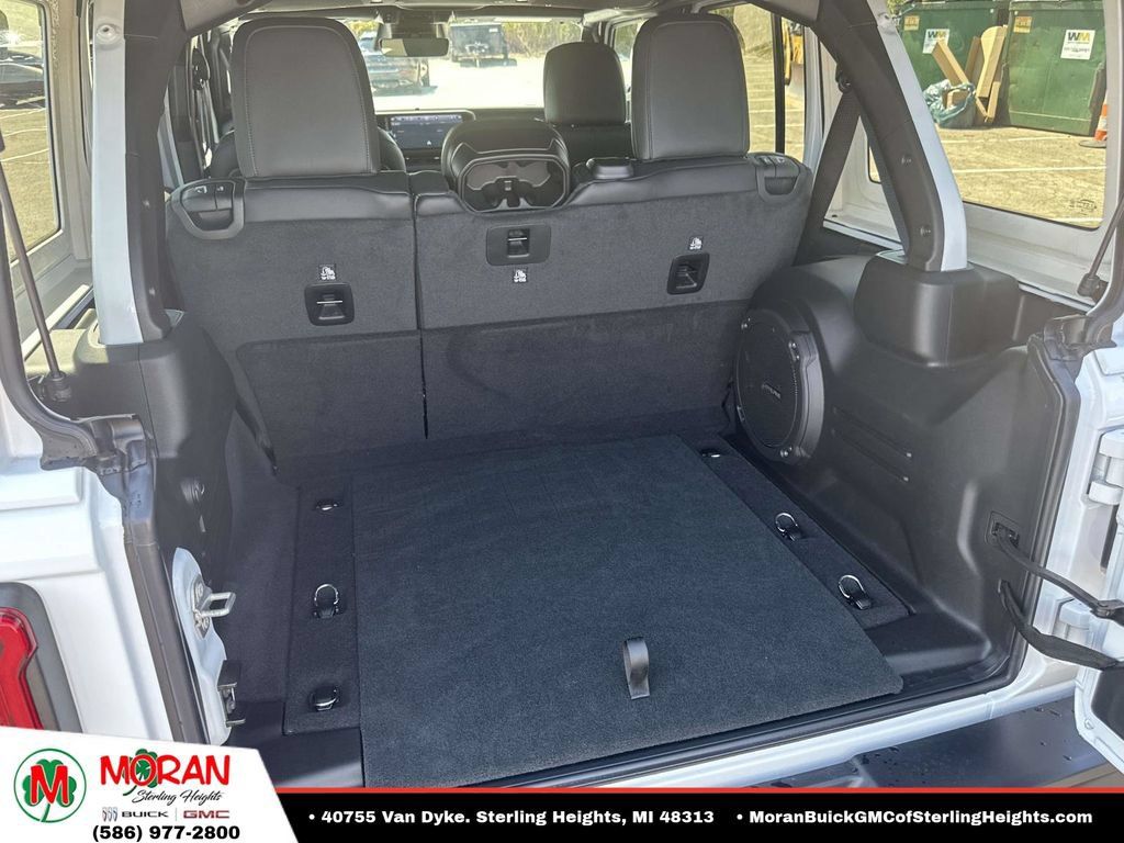 Used 2026 Jeep Wrangler Unlimited Sahara AWD/4WD image 11