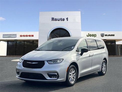 New 2026 Chrysler Pacifica Select image 2