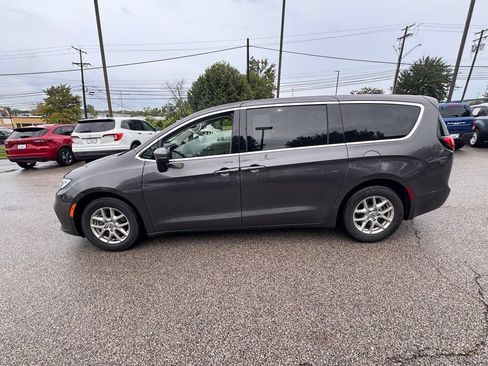 Used 2023 Chrysler Pacifica Touring-L FWD image 2