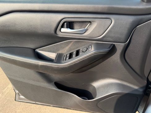 Certified 2025 Nissan Rogue SV FWD image 25