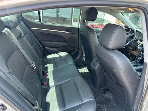 Used 2020 Hyundai Elantra Limited w/ Winter Weather Package FWD image 11
