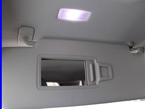 Used 2025 Volkswagen Tiguan SE image 41