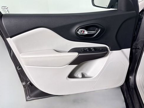 Used 2022 Jeep Cherokee Latitude Lux w/ Sun & Sound Group image 16