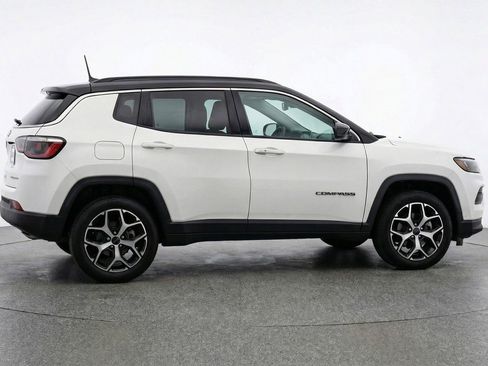 Used 2025 Jeep Compass Limited image 11