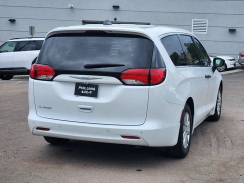 Used 2020 Chrysler Voyager L FWD image 5