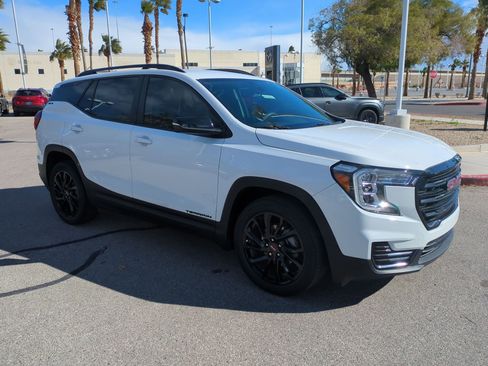 Used 2023 GMC Terrain SLE w/ Driver Convenience Package image 7